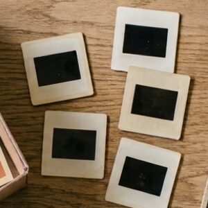 Des diapositives dans leur cadre carton
