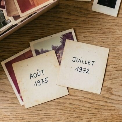 Le dos de deux tirages, la date écrite à la main